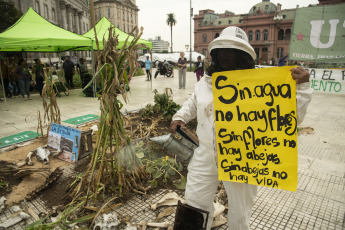 Buenos Aires, Argentina.- En las fotos tomadas el 29 de marzo del 2023, trabajadores campesinos y productores agropecuarios realizaron una protesta en Plaza de Mayo en reclamo de "medidas concretas" para hacer frente a los efectos producidos por la sequía que afecta a gran parte del país. Las altas temperaturas y la ausencia de precipitaciones están haciendo que los cultivos de trigo, cebada, soja, maíz y girasol de Argentina se vean amenazados en su producción, lo que se traduciría en un impacto negativo del 1,8 