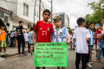 Santiago del Estero, Argentina.- En las fotos tomadas el 27 de marzo del 2023, las personas esperan para recibir a la Selección Argentina en las calles de Santiago del Estero. Luego del homenaje a los campeones en la sede de Conmebol en Luque, Paraguay, los jugadores de la Albiceleste llegaron a Santiago del Estero en la previa del amistoso ante Curazao, que tendrá lugar desde las 20:30 horas (hora local) este martes en el Estadio Único Madre de Ciudades.