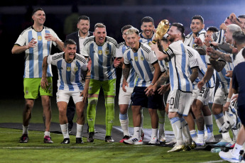 Santiago del Estero, Argentina.- En las fotos tomadas el 28 de marzo del 2023, tras el partido de la Selección Argentina con Curazao en Santiago del Estero, Messi junto con la Selección argentina levantaron la Copa del Mundo y festejaron con los hinchas en un amistoso internacional a estadio lleno.