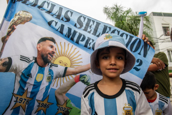 Santiago del Estero, Argentina.- En las fotos tomadas el 27 de marzo del 2023, las personas esperan para recibir a la Selección Argentina en las calles de Santiago del Estero. Luego del homenaje a los campeones en la sede de Conmebol en Luque, Paraguay, los jugadores de la Albiceleste llegaron a Santiago del Estero en la previa del amistoso ante Curazao, que tendrá lugar desde las 20:30 horas (hora local) este martes en el Estadio Único Madre de Ciudades.