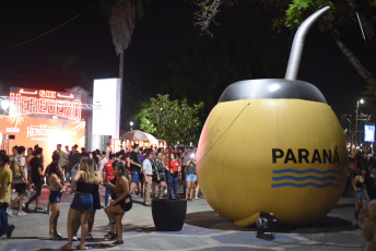 Paraná, Argentina.- En las fotos tomadas el 5 de marzo del 2023, las personas asisten a la Fiesta Nacional del Mate en la Plaza de las Colectividades de la ciudad de Paraná, Argentina. La 33° Fiesta Nacional del Mate, contó con la presentación de artistas locales y nacionales como el grupo Ahyre y la Mona Jiménez.