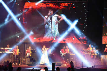 Paraná, Argentina.- En las fotos tomadas el 5 de marzo del 2023, las personas asisten a la Fiesta Nacional del Mate en la Plaza de las Colectividades de la ciudad de Paraná, Argentina. La 33° Fiesta Nacional del Mate, contó con la presentación de artistas locales y nacionales como el grupo Ahyre y la Mona Jiménez.