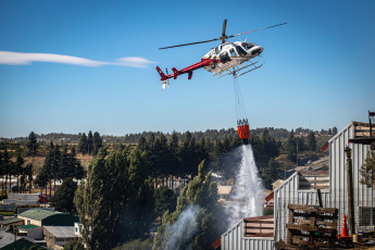 Bariloche, Argentina.- En las fotos tomadas el 27 de marzo del 2023, autoridades combaten un incendio forestal en la barda del Ñireco en la zona este de Bariloche. Las provincias de Buenos Aires, Corrientes y Neuquén registran este martes incendios forestales activos, mientras que los demás focos ígneos detectados en Entre Ríos, Chubut, Tierra del Fuego y Río Negro están contenidos o controlados, informó el Servicio Nacional de Manejo del Fuego (SNMF).