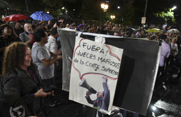 Buenos Aires, Argentina.- En las fotos tomadas el 29 de marzo del 2023, el padre Paco Olivera, dio una misa multitudinaria frente al palacio de Tribunales para denunciar la "proscripción" de la vicepresidenta, Cristina Fernández. Olivera, de 58 años, junto con activistas por los derechos humanos y veteranos de la guerra de Malvinas llevan cinco días en huelga de hambre como una forma de cargar contra el máximo tribunal del país.