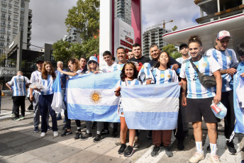 Buenos Aires, Argentina.- En las fotos tomadas el 23 de marzo del 2023, los hinchas esperan a entrar al estadio El Monumental donde el seleccionado argentino de fútbol, campeón del mundo en Qatar 2022, festejará por primera vez con los fanáticos minutos antes del inicio del partido amistoso contra Panamá.