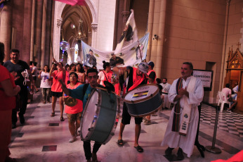 Buenos Aires, Argentina.- En las fotos tomadas el 12 de marzo del 2023, unos 2.000 fieles católicos se congregaron para celebrar los 10 años de papado de Francisco. Con un llamado a "buscar la paz social" en el país y a "dejar de lado las grietas que nos separan", la Iglesia de Buenos Aires celebró en una colmada basílica de Luján los 10 años de pontificado de Francisco, que se cumplen este lunes (13), en el marco de un clima festivo que incluyó bombos y batucadas.