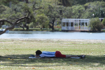 Buenos Aires, Argentina.- En las fotos tomadas el 7 de marzo del 2023, muestra las calles de Buenos Aires en medio de la ola de calor. Este martes, según el Servicio Meteorológico Nacional (SMN) la Ciudad de Buenos Aires y sus alrededores se mantienen bajo alerta roja, con cielo parcialmente nublado, una temperatura estimada en 23 grados de mínima y 33 de máxima.