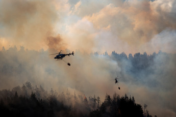 Rio Negro, Argentina.- En las fotos tomadas el 6 de marzo del 2022, cuerpos de bomberos intentan contener las llamas de un incendio forestal en El Bolsón, en la provincia de Río Negro. Sospechan que el fuego habría comenzado de manera intencional, por lo que hay un detenido, según informó el gobierno de Río Negro. Las ráfagas de viento contribuyeron para que en pocos minutos el fuego alcanzara diversos sectores de un cerro, cerca de barrios populares