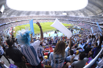 Santiago del Estero, Argentina.- En las fotos tomadas el 28 de marzo del 2023, tras el partido de la Selección Argentina con Curazao en Santiago del Estero, Messi junto con la Selección argentina levantaron la Copa del Mundo y festejaron con los hinchas en un amistoso internacional a estadio lleno.