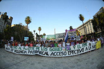 Buenos Aires, Argentina.- En las fotos tomadas el 8 de marzo del 2023, muestra la marcha por el Día Internacional de la Mujer en Buenos Aires, Argentina. Agrupaciones feministas, políticas y sociales conmemoran en todo el país el Día Internacional de la Mujer (8M) con diferentes movilizaciones, actos y otras actividades, entre ellas la concentración en el Congreso de la Nación.