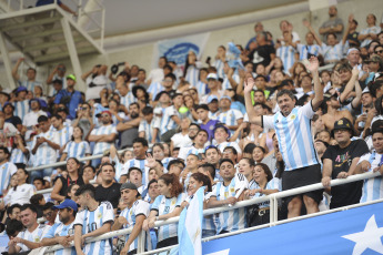 Santiago del Estero, Argentina.- En las fotos tomadas el 28 de marzo del 2023, tras el partido de la Selección Argentina con Curazao en Santiago del Estero, Messi junto con la Selección argentina levantaron la Copa del Mundo y festejaron con los hinchas en un amistoso internacional a estadio lleno.