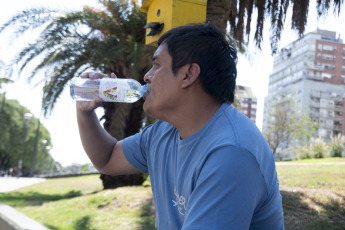 Buenos Aires, Argentina.- En las fotos tomadas el 7 de marzo del 2023, muestra las calles de Buenos Aires en medio de la ola de calor. Este martes, según el Servicio Meteorológico Nacional (SMN) la Ciudad de Buenos Aires y sus alrededores se mantienen bajo alerta roja, con cielo parcialmente nublado, una temperatura estimada en 23 grados de mínima y 33 de máxima.