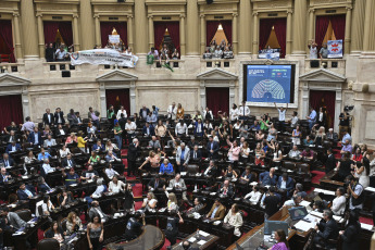 Buenos Aires, Argentina.- En las fotos tomadas el 29 de febrero del 2023, miembros de la Cámara de Diputados asistieron a la sesión para tratar el proyecto de moratoria previsional. El Parlamento de Argentina aprobó la ley que permitirá a unas 800.000 personas que no reúnen los requisitos para poder jubilarse puedan hacerlo de forma excepcional.