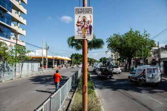 Santiago del Estero, Argentina.- En las fotos tomadas el 27 de marzo del 2023, la ciudad de Santiago del Estero se prepara para recibir a la Selección argentina con la instalación de un vallado a lo largo de los ocho kilómetros que separan el aeropuerto local del hotel en el que se hospedará el plantel Campeón del Mundo en Qatar 2022, que mañana enfrentará a Curazao en un partido amistoso.