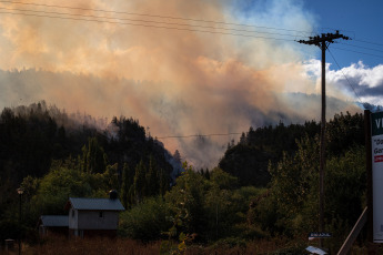 Rio Negro, Argentina.- En las fotos tomadas el 6 de marzo del 2022, cuerpos de bomberos intentan contener las llamas de un incendio forestal en El Bolsón, en la provincia de Río Negro. Sospechan que el fuego habría comenzado de manera intencional, por lo que hay un detenido, según informó el gobierno de Río Negro. Las ráfagas de viento contribuyeron para que en pocos minutos el fuego alcanzara diversos sectores de un cerro, cerca de barrios populares