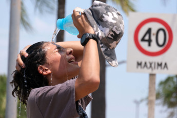 Buenos Aires, Argentina.- En las fotos tomadas el 2 de marzo del 2023, muestra las calles de Buenos Aires en medio de una ola de calor. Sequías cada vez más largas, incendios incontrolables y olas de calor extenuantes, el verano golpeó fuerte en toda Argentina. Con semanas de altas temperaturas y ciudades superando los 40° grados, los registros evidencian que Argentina atraviesa el verano más cálido de su historia.