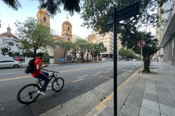 Buenos Aires, Argentina.- En las fotos tomadas el 17 de marzo del 2023, una multitud de personas esperan el transporte público en medio de un paro de colectivos que afecta el Área Metropolitana de Buenos Aires (AMBA) y el interior del país. Se trata de una medida de fuerza llevada adelante por un sector disidente de la Unión Tranviarios Automotor (UTA), en reclamo de mejoras salariales y ante la "falta de respuestas" del Ministerio de Trabajo para el reconocimiento de las autoridades electas en distintas seccionales.