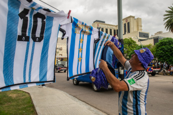 Santiago del Estero, Argentina.- En las fotos tomadas el 27 de marzo del 2023, las personas esperan para recibir a la Selección Argentina en las calles de Santiago del Estero. Luego del homenaje a los campeones en la sede de Conmebol en Luque, Paraguay, los jugadores de la Albiceleste llegaron a Santiago del Estero en la previa del amistoso ante Curazao, que tendrá lugar desde las 20:30 horas (hora local) este martes en el Estadio Único Madre de Ciudades.