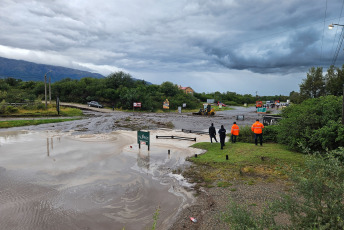 San Luis, Argentina.- En las fotos tomadas el 24 de marzo del 2023, muestra las calles de San Luis tras un temporal que afectó las provincias de San Luis y Córdoba en las últimas horas. Tropas del Ejército Argentino y máquinas de Vialidad Nacional arribaron a la zona para ayudar a las cerca de 130 familias afectadas, mientas el Gobierno provincial entregó alimentos, insumos y agua potable y colaboró con el arreglo eléctricos y de techos.