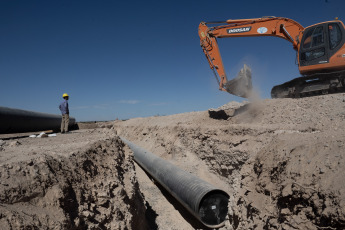 Neuquén, Argentina.- In the photos taken on March 28, 2023, the Vaca Muerta Gas Pipeline shows, which in the first two months of the year, already generated exports for almost 411 million dollars. Last February, 2.18 million barrels of oil were exported from Neuquén, equivalent to 24% of the provincial production, reported the Ministry of Energy. Thus, in the first two months of the year, 22% of the total oil produced in the province and 9% of the gas were exported, generating 410.9 million dollars.