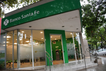 Rosario, Argentina.- En las fotos tomadas el 21 de marzo del 2023, muestra uno de los bancos atacados a tiros en Rosario. Con una diferencia de 24 horas, dos sucursales del Nuevo Banco de Santa Fe fueron baleados. El primer ataque ocurrió el lunes (20) en la ciudad de Villa Gobernador Gálvez y el segundo en la noche de este martes (21) en Granadero Baigorria. En los dos atentados dejaron carteles intimidatorios. Uno de ellos menciona al ex ministro de Seguridad de la provincia Maximiliano Pullaro, a quien tildan de “narco”.