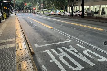 Buenos Aires, Argentina.- En las fotos tomadas el 17 de marzo del 2023, una multitud de personas esperan el transporte público en medio de un paro de colectivos que afecta el Área Metropolitana de Buenos Aires (AMBA) y el interior del país. Se trata de una medida de fuerza llevada adelante por un sector disidente de la Unión Tranviarios Automotor (UTA), en reclamo de mejoras salariales y ante la "falta de respuestas" del Ministerio de Trabajo para el reconocimiento de las autoridades electas en distintas seccionales.