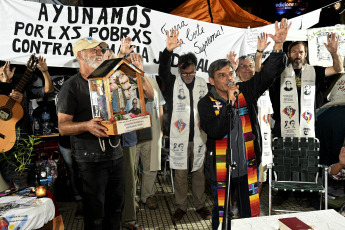 Buenos Aires, Argentina.- En las fotos tomadas el 29 de marzo del 2023, el padre Paco Olivera, dio una misa multitudinaria frente al palacio de Tribunales para denunciar la "proscripción" de la vicepresidenta, Cristina Fernández. Olivera, de 58 años, junto con activistas por los derechos humanos y veteranos de la guerra de Malvinas llevan cinco días en huelga de hambre como una forma de cargar contra el máximo tribunal del país.