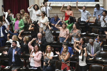 Buenos Aires, Argentina.- En las fotos tomadas el 29 de febrero del 2023, miembros de la Cámara de Diputados asistieron a la sesión para tratar el proyecto de moratoria previsional. El Parlamento de Argentina aprobó la ley que permitirá a unas 800.000 personas que no reúnen los requisitos para poder jubilarse puedan hacerlo de forma excepcional.