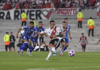 Buenos Aires, Argentina.- En las fotos tomadas el 12 de marzo del 2023, durante el encuentro entre River Plate y Godoy Cruz en el Estadio Monumental. River Plate goleó 3-0 a Godoy Cruz en el Monumental con Lucas Beltrán como figura y goleador, obtuvo su tercer triunfo y se convirtió en el único escolta del Torneo de la Liga, que tiene a San Lorenzo como líder.