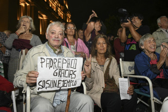 Buenos Aires, Argentina.- En las fotos tomadas el 29 de marzo del 2023, el padre Paco Olivera, dio una misa multitudinaria frente al palacio de Tribunales para denunciar la "proscripción" de la vicepresidenta, Cristina Fernández. Olivera, de 58 años, junto con activistas por los derechos humanos y veteranos de la guerra de Malvinas llevan cinco días en huelga de hambre como una forma de cargar contra el máximo tribunal del país.