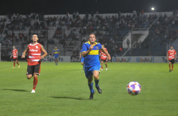 Jujuy, Argentina.- En las fotos tomadas el 26 de marzo del 2023, Boca Juniors venció a River Plate por 3 a 0 en el Superclásico Senior disputado en el estadio 23 de Agosto, de Gimnasia y Esgrima de Jujuy, que contó con la presencia de figuras históricas de ambas instituciones.