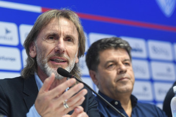 Buenos Aires, Argentina.- En las fotos tomadas el 9 de marzo del 2023, Ricardo Gareca (izquierda) fue presentado como entrenador de Vélez, en su segundo ciclo en el club, y debutará el lunes (13) contra el Platense de Martín Palermo, por la séptima fecha de la Liga Profesional de Fútbol (LPF).