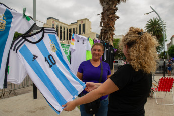 Santiago del Estero, Argentina.- En las fotos tomadas el 27 de marzo del 2023, las personas esperan para recibir a la Selección Argentina en las calles de Santiago del Estero. Luego del homenaje a los campeones en la sede de Conmebol en Luque, Paraguay, los jugadores de la Albiceleste llegaron a Santiago del Estero en la previa del amistoso ante Curazao, que tendrá lugar desde las 20:30 horas (hora local) este martes en el Estadio Único Madre de Ciudades.