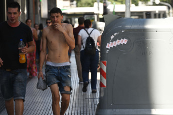 Buenos Aires, Argentina.- En las fotos tomadas el 14 de marzo del 2023, muestra las calles de Buenos Aires en medio de la ola de calor que atraviesa el país. La zona centro y norte de Argentina continúa bajo una ola de calor, que se extiende por segunda semana consecutiva, donde las temperaturas superan los 38 grados centígrados, con sensaciones térmicas mayores a los 40 grados, y cortes de energía de más de 100.000 usuarios.