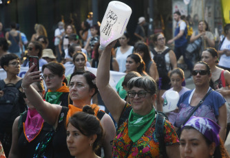 Buenos Aires, Argentina.- En las fotos tomadas el 8 de marzo del 2023, muestra la marcha por el Día Internacional de la Mujer en Buenos Aires, Argentina. Agrupaciones feministas, políticas y sociales conmemoran en todo el país el Día Internacional de la Mujer (8M) con diferentes movilizaciones, actos y otras actividades, entre ellas la concentración en el Congreso de la Nación.