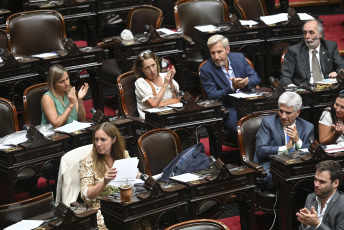 Buenos Aires, Argentina.- En las fotos tomadas el 29 de febrero del 2023, miembros de la Cámara de Diputados asistieron a la sesión para tratar el proyecto de moratoria previsional. El Parlamento de Argentina aprobó la ley que permitirá a unas 800.000 personas que no reúnen los requisitos para poder jubilarse puedan hacerlo de forma excepcional.