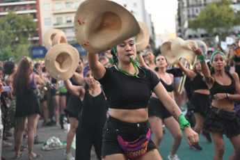 Buenos Aires, Argentina.- En las fotos tomadas el 8 de marzo del 2023, muestra la marcha por el Día Internacional de la Mujer en Buenos Aires, Argentina. Agrupaciones feministas, políticas y sociales conmemoran en todo el país el Día Internacional de la Mujer (8M) con diferentes movilizaciones, actos y otras actividades, entre ellas la concentración en el Congreso de la Nación.