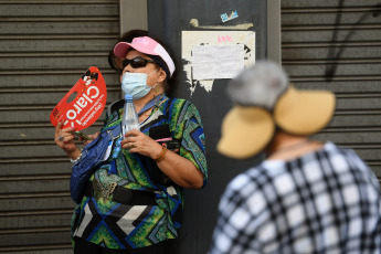 Buenos Aires, Argentina.- En las fotos tomadas el 9 de marzo del 2023, muestra las calles de Buenos Aires en medio de la ola de calor que afecta el país. Argentina atraviesa este año el verano más tórrido del que se tiene registro, con temperaturas récord y falta de lluvias que dañan la agricultura y mantienen al país bajo alerta meteorológica, según reportes oficiales.