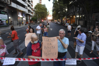 Buenos Aires, Argentina.- En las fotos tomadas el 14 de marzo del 2023, vecinos de diferentes barrios de Buenos Aires salieron a la calle para protestar contra los cortes de luz que afectan a casi 150.000 hogares, según datos del Ente Nacional Regulador de la Electricidad (ENRE). Los cortes se producen en medio de una ola de calor que este martes registró una sensación térmica que superó los 42.4 grados en el Área Metropolitana de Buenos Aires.