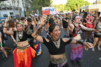 Buenos Aires, Argentina.- En las fotos tomadas el 8 de marzo del 2023, muestra la marcha por el Día Internacional de la Mujer en Buenos Aires, Argentina. Agrupaciones feministas, políticas y sociales conmemoran en todo el país el Día Internacional de la Mujer (8M) con diferentes movilizaciones, actos y otras actividades, entre ellas la concentración en el Congreso de la Nación.