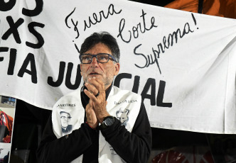 Buenos Aires, Argentina.- En las fotos tomadas el 29 de marzo del 2023, el padre Paco Olivera (foto), dio una misa multitudinaria frente al palacio de Tribunales para denunciar la "proscripción" de la vicepresidenta, Cristina Fernández. Olivera, de 58 años, junto con activistas por los derechos humanos y veteranos de la guerra de Malvinas llevan cinco días en huelga de hambre como una forma de cargar contra el máximo tribunal del país.