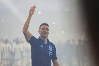 Santiago del Estero, Argentina.- En las fotos tomadas el 28 de marzo del 2023, tras el partido de la Selección Argentina con Curazao en Santiago del Estero, Messi junto con la Selección argentina levantaron la Copa del Mundo y festejaron con los hinchas en un amistoso internacional a estadio lleno.