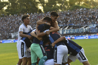 La Plata, Argentina.- En las fotos tomadas el 19 de marzo del 2023, durante el encuentro entre Gimnasia y Esgrima La Plata y Estudiantes de La Plata en el Estadio Juan Carmelo Zerillo, por la Liga Profesional Argentina. Gimnasia y Esgrima hizo historia ante Estudiantes, le ganó por 2 a 1 tras empezar perdiendo y se quedó con el clásico después de 13 años.