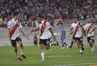 Buenos Aires, Argentina.- En las fotos tomadas el 12 de marzo del 2023, durante el encuentro entre River Plate y Godoy Cruz en el Estadio Monumental. River Plate goleó 3-0 a Godoy Cruz en el Monumental con Lucas Beltrán como figura y goleador, obtuvo su tercer triunfo y se convirtió en el único escolta del Torneo de la Liga, que tiene a San Lorenzo como líder.