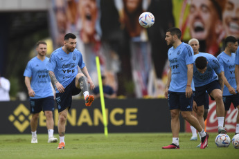 Buenos Aires, Argentina.- En las fotos tomadas el 21 de marzo del 2023, la Selección Argentina realizó su primer entrenamiento, en el predio de la AFA en Ezeiza de cara a los amistosos frente a Panamá y Curazao. El técnico Lionel Scaloni, sumó al ensayo a Claudio Echeverri, promesa de River Plate que defenderá a la Selección Sub 17 en el Sudamericano de la categoría.