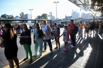 Buenos Aires, Argentina.- En las fotos tomadas el 17 de marzo del 2023, una multitud de personas esperan el transporte público en medio de un paro de colectivos que afecta el Área Metropolitana de Buenos Aires (AMBA) y el interior del país. Se trata de una medida de fuerza llevada adelante por un sector disidente de la Unión Tranviarios Automotor (UTA), en reclamo de mejoras salariales y ante la "falta de respuestas" del Ministerio de Trabajo para el reconocimiento de las autoridades electas en distintas seccionales.