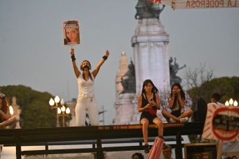 Buenos Aires, Argentina.- En las fotos tomadas el 8 de marzo del 2023, muestra la marcha por el Día Internacional de la Mujer en Buenos Aires, Argentina. Agrupaciones feministas, políticas y sociales conmemoran en todo el país el Día Internacional de la Mujer (8M) con diferentes movilizaciones, actos y otras actividades, entre ellas la concentración en el Congreso de la Nación.