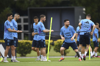 Buenos Aires, Argentina.- En las fotos tomadas el 21 de marzo del 2023, la Selección Argentina realizó su primer entrenamiento, en el predio de la AFA en Ezeiza de cara a los amistosos frente a Panamá y Curazao. El técnico Lionel Scaloni, sumó al ensayo a Claudio Echeverri, promesa de River Plate que defenderá a la Selección Sub 17 en el Sudamericano de la categoría.