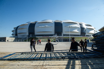 Santiago del Estero, Argentina.- En las fotos tomadas el 27 de marzo del 2023, la ciudad de Santiago del Estero se prepara para recibir a la Selección argentina con la instalación de un vallado a lo largo de los ocho kilómetros que separan el aeropuerto local del hotel en el que se hospedará el plantel Campeón del Mundo en Qatar 2022, que mañana enfrentará a Curazao en un partido amistoso.