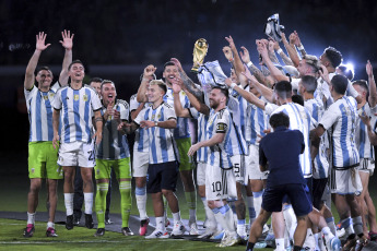 Santiago del Estero, Argentina.- En las fotos tomadas el 28 de marzo del 2023, tras el partido de la Selección Argentina con Curazao en Santiago del Estero, Messi junto con la Selección argentina levantaron la Copa del Mundo y festejaron con los hinchas en un amistoso internacional a estadio lleno.